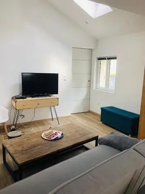 Télévision ou salle de divertissement dans l'établissement LA PETITE MAISON DE TATATE
