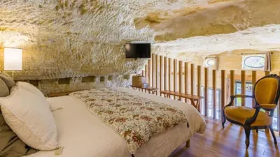 Un ou plusieurs lits dans un hébergement de l'établissement Le Clos Baudoin B&B Troglo