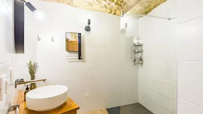 Salle de bains dans l'établissement Le Clos Baudoin B&B Troglo