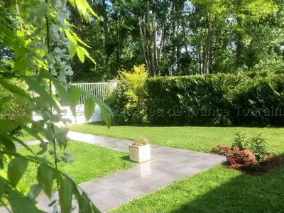 Jardin de l'établissement Évasion champêtre : Gîte enchanteur avec jardin clos, rivière et tout confort près des Châteaux de la Loire. - FR-1-381-506