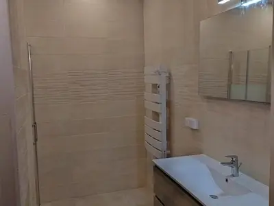 Salle de bains dans l'établissement Évasion champêtre : Gîte enchanteur avec jardin clos, rivière et tout confort près des Châteaux de la Loire. - FR-1-381-506