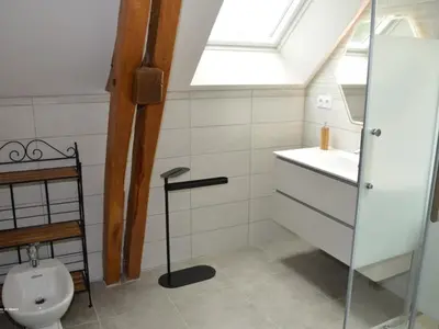 Salle de bains dans l'établissement Gîte élégant en Touraine avec jardin clos et WIFI - FR-1-381-505