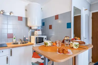 Cuisine ou kitchenette dans l'établissement SUPERLOGIS - Bel Epoque - STUDIO Classé 3 étoiles - BLOIS-HYPERCENTRE