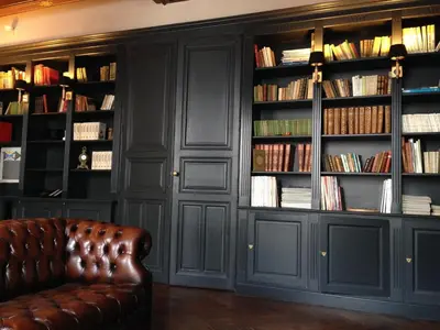 Bibliothèque dans l'hôtel