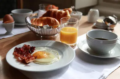 Options de petit-déjeuner proposées aux clients de l'établissement Hôtel Le Gentleman