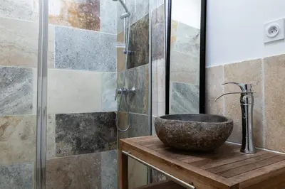 Salle de bains dans l'établissement Kinabalu - Domaine Tropical