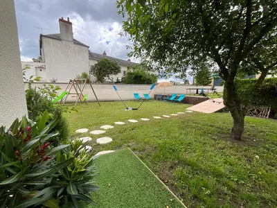 Jardin de l'établissement Maison familiale Blois piscine et SPA