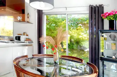 Cuisine ou kitchenette dans l'établissement Maison de charme à Reugny avec jardin et vue sur montagne