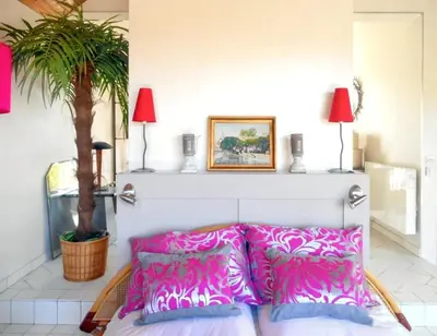 Coin salon dans l'établissement Maison de charme à Reugny avec jardin et vue sur montagne