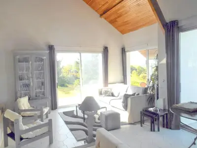Coin salon dans l'établissement Maison de charme à Reugny avec jardin et vue sur montagne