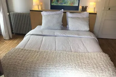 Un ou plusieurs lits dans un hébergement de l'établissement Abbey Road Le Thoureil Maison 6 chambres 12 personnes