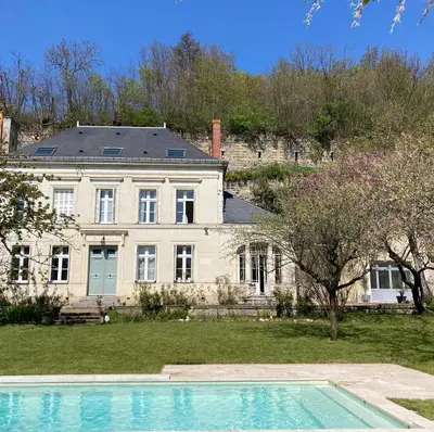 Piscine de l'établissement Les Hauts de Grillemont ou située à proximité