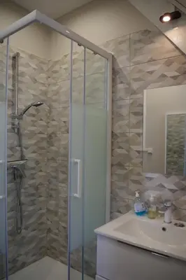 Salle de bains dans l'établissement Les Mansardes du centre ville ,vue Loire