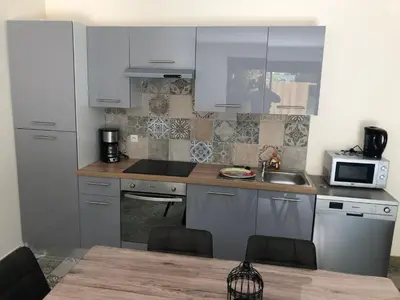 Cuisine ou kitchenette dans l'établissement Cottage piscine intérieure31degrés ZOO LA FLECHE24H du Mans