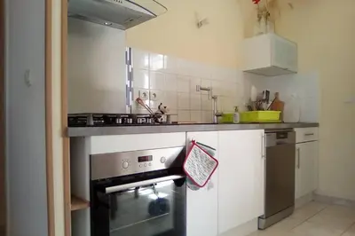 Cuisine ou kitchenette dans l'établissement Le Lizard, un gîte pour vos passions nature
