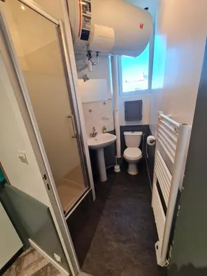 Salle de bains dans l'établissement À 18min du ZOO 30min des 24h du Mans