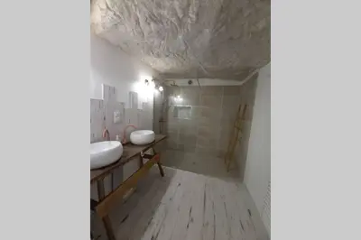Salle de bains dans l'établissement La Trog'Laudy gîte 4 étoiles au coeur des vignes