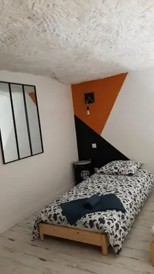 Un ou plusieurs lits dans un hébergement de l'établissement La Trog'Laudy gîte 4 étoiles au coeur des vignes