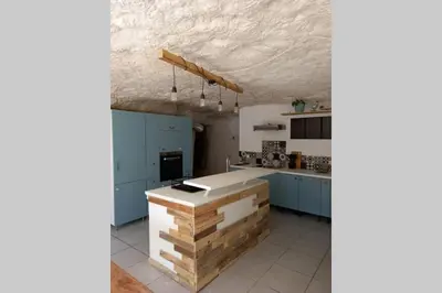 Cuisine ou kitchenette dans l'établissement La Trog'Laudy gîte 4 étoiles au coeur des vignes