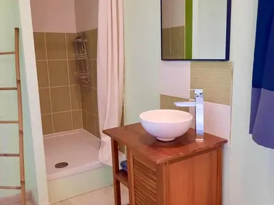 Salle de bains dans l'établissement Gîte confortable près de Saumur : 2 chambres, jardin clos, terrasse, proche sites touristiques - FR-1-622-4