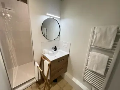 Salle de bains dans l'établissement Le Clos des Châteaux