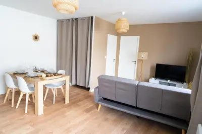Télévision ou salle de divertissement dans l'établissement Spacieux appartement avec parking privé à Saumur