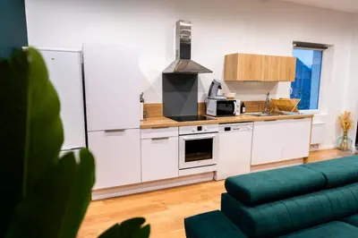 Cuisine ou kitchenette dans l'établissement Grand loft familial 4 chambres avec parking privé