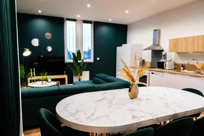 Cuisine ou kitchenette dans l'établissement Grand loft familial 4 chambres avec parking privé