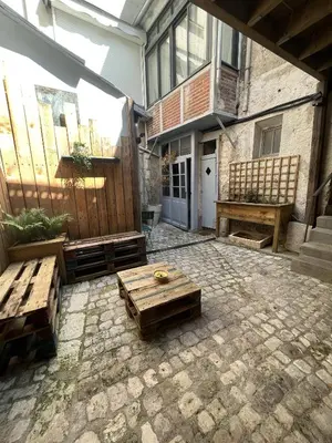 Terrasse ou espace extérieur de l'établissement La Cour Chartraine - Cosy appartement avec cour extérieur à Blois