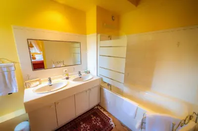 Salle de bains dans l'établissement Le Moulin de Francueil