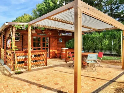 Jardin de l'établissement Cottage avec piscine au cœur du Saumur Champigny