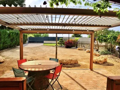 Jardin de l'établissement Cottage avec piscine au cœur du Saumur Champigny