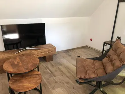 Télévision ou salle de divertissement dans l'établissement Charmant Gîte Campagnard près du Mans - Calme, Confort et Commodités à Proximité - FR-1-410-327