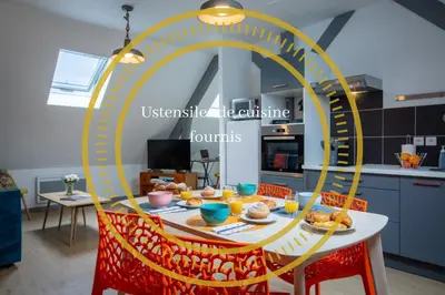 Cuisine ou kitchenette dans l'établissement SUPERLOGIS - Sous Les Toits - T2- 3étoiles - BLOIS-HYPERCENTRE 1 chambre 4 personnes