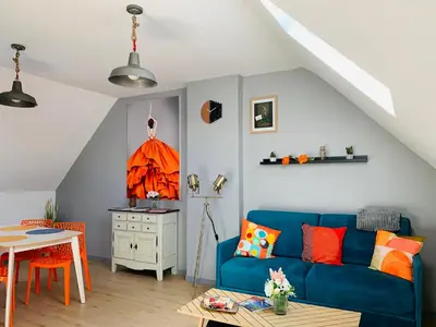 Coin salon dans l'établissement SUPERLOGIS - Sous Les Toits - T2- 3étoiles - BLOIS-HYPERCENTRE 1 chambre 4 personnes