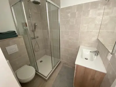 Salle de bains dans l'établissement Studio Indre climatisé, La halte de Cuzé, aux abords de la Loire à vélo