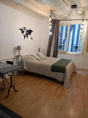 Un ou plusieurs lits dans un hébergement de l'établissement Charmant studio dans le Vieux Tours