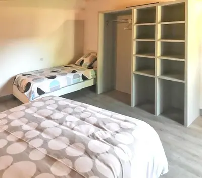 Un ou plusieurs lits dans un hébergement de l'établissement Charmante maison à Mouterre-Silly avec jardin et terrasse