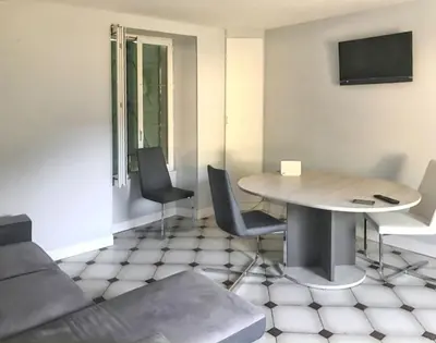 Télévision ou salle de divertissement dans l'établissement Charmante maison à Mouterre-Silly avec jardin et terrasse