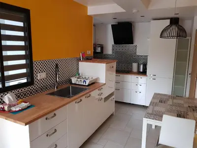Cuisine ou kitchenette dans l'établissement Bel appartement spacieux et confortable idéalement situé