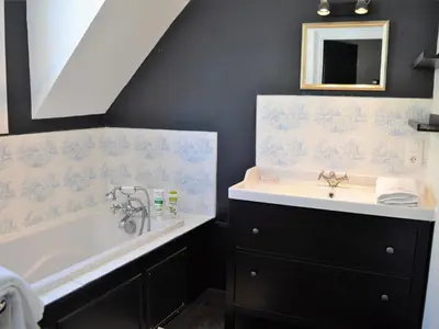 Salle de bains dans l'établissement Gîte 2 pers. avec terrasse, WIFI, proche des châteaux - FR-1-381-508