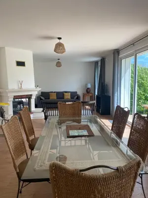 Coin salon dans l'établissement Maison des Grands Champs