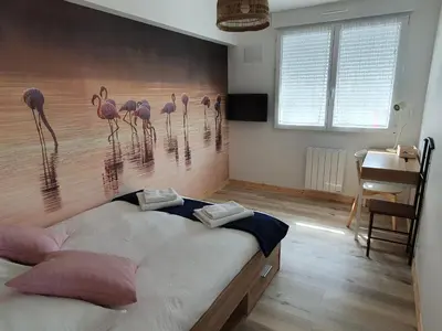 Un ou plusieurs lits dans un hébergement de l'établissement Gîte familial avec piscine privative chauffée, terrasse sur le Loir et proche du Zoo de La Flèche - FR-1-410-329