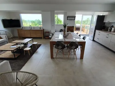 Cuisine ou kitchenette dans l'établissement Gîte familial avec piscine privative chauffée, terrasse sur le Loir et proche du Zoo de La Flèche - FR-1-410-329