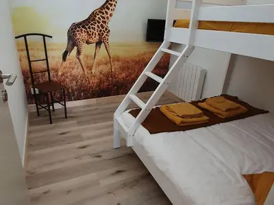 Un ou plusieurs lits dans un hébergement de l'établissement Gîte familial avec piscine privative chauffée, terrasse sur le Loir et proche du Zoo de La Flèche - FR-1-410-329