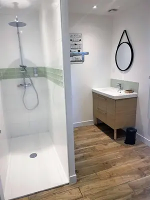 Salle de bains dans l'établissement La Maison d'Elena 1,5km du Zoo,confortable et détente assurée