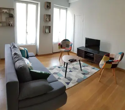 Télévision ou salle de divertissement dans l'établissement La Récrée des Pandas Maison de ville 6pers, Châteauvieux, Zoo de Beauval, Châteaux de la Loire