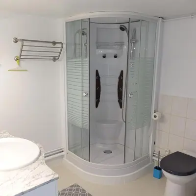 Salle de bains dans l'établissement Une - Halte Entre Les Ponts - en toute simplicité