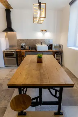 Cuisine ou kitchenette dans l'établissement l'Atelier du menuisier