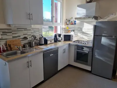 Cuisine ou kitchenette dans l'établissement Appartement à la campagne avec piscine